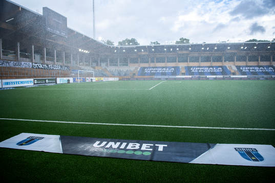 En banderoll med Sirius och Unibets logotyp