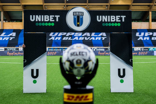 Skyltar med Unibets och Sirius logotyp på