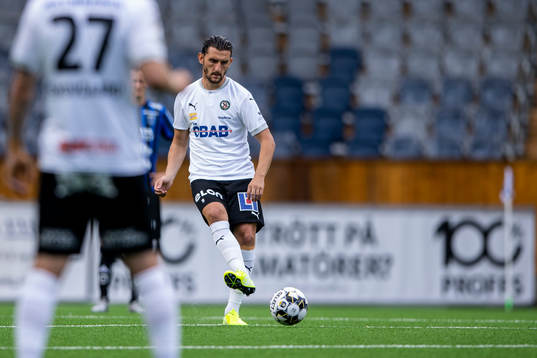 Örebros Agon Mehmeti slår avspark