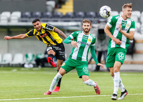 Häckens Ahmed Yasin mot Hammarbys Simon Sandberg och