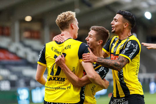 Häckens Gustav Berggren jublar med Leo Bengtsson och Ahmed