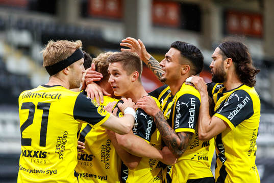 Häckens Gustav Berggren jublar med Leo Bengtsson och Ahmed