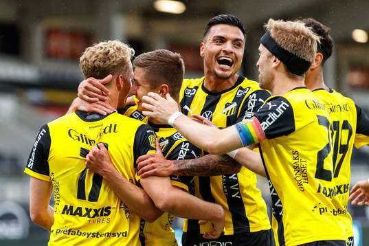 Häckens Gustav Berggren jublar med Leo Bengtsson och Ahmed