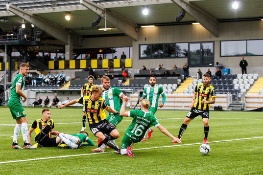 Häckens Gustav Berggren gör 1-0
