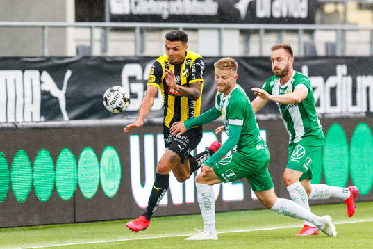 Häckens Ahmed Yasin mot Hammarbys Dennis Widgren och