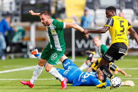 Hammarbys Muamer Tankovic och Häckens Godswill Ekpolo