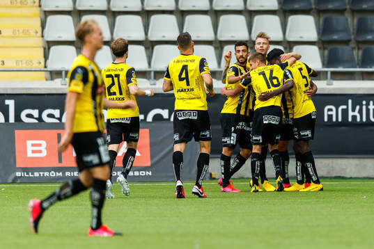 Häckens Alexander Söderlund jublar med lagkamrater