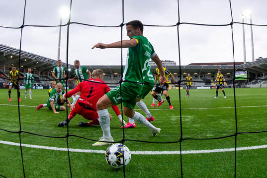 Häckens Gustav Berggren skjuter 1-0 bakom Hammarbys