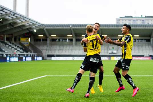 Häckens Gustav Berggren jublar med Leo Bengtsson och Ahmed