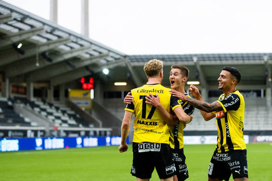 Häckens Gustav Berggren jublar med Leo Bengtsson och Ahmed