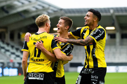Häckens Gustav Berggren jublar med Leo Bengtsson och Ahmed
