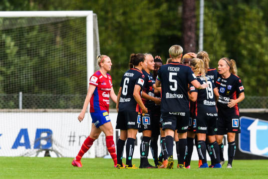 Linköpings Orji Ebere jublar med lagkamrater