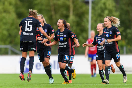 Linköpings Elin Landström jublar med Frida Leonhardsen