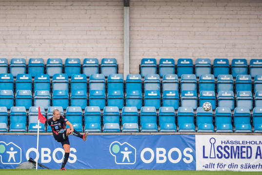 Linköpings Frida Leonhardsen Maanum slår en hörna