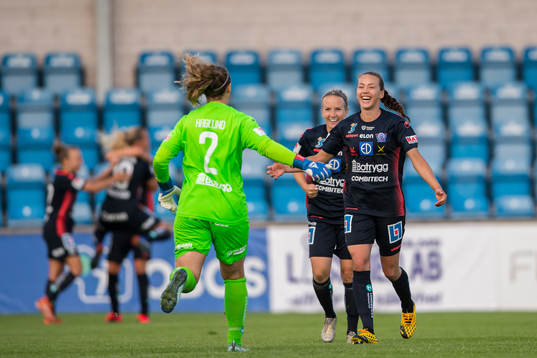 Linköpings målvakt Matilda Haglund och Elin Landström