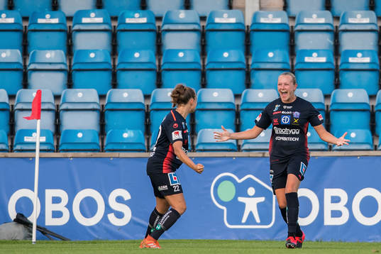 Linköpings Frida Leonhardsen Maanum jublar med Olga Adela
