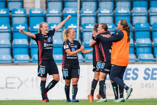 Linköpings Frida Leonhardsen Maanum (tv) jublar