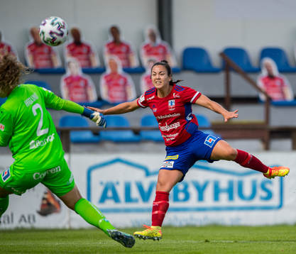 Vittsjös Michelle De Jongh skjuter mot Linköpings