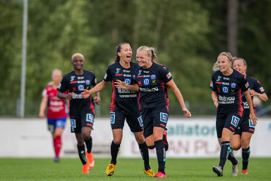 Linköpings Elin Landström jublar med Frida Leonhardsen