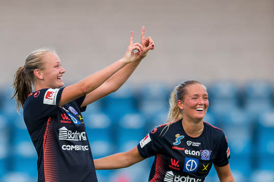 Linköpings Frida Leonhardsen Maanum jublar bredvid Ronja