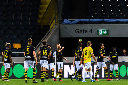 s Sebastian Larsson reagerar på ett domslut