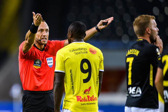 Domare Kaspar Sjöberg i samtal med Falkenbergs Nsima Peter
