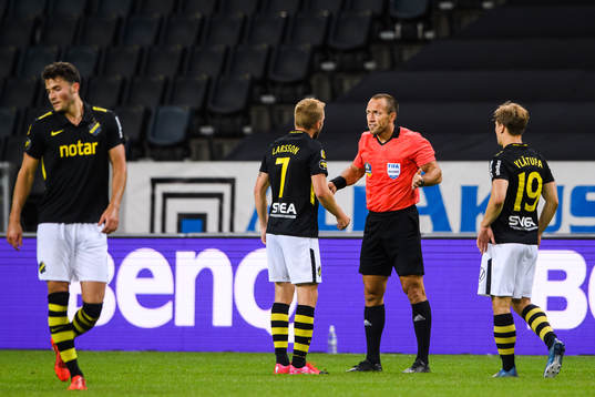 Domare Kaspar Sjöberg i samtal med Sebastian Larsson och