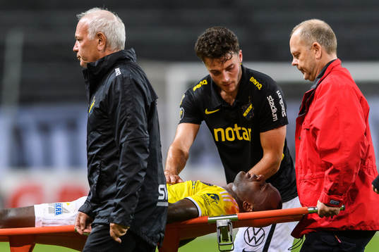 Falkenbergs Nsima Peter bärs av planen på bår och ses om