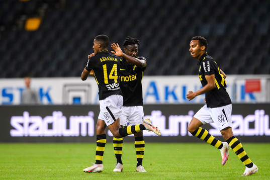s Paulos Abraham jublar med Ebenezer Ofori och Bilal Hussein