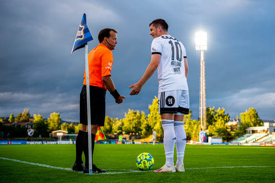 Pål André Helland of Rosenborg talks to Kim Tomas