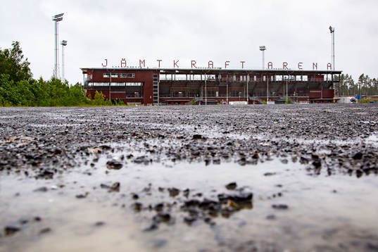 Vattenpölar på parkeringen utanför Jämtkraft Arena