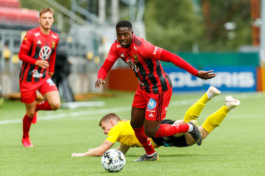 Östersunds Isak Ssewankambo och Mjällbys Viktor Agardius