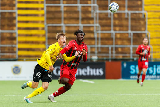 Mjällbys Eric Björkander och Östersunds Jordan Attah