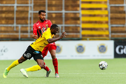 Östersunds Noah Sonko Sundberg och Mjällbys Moses Ogbu