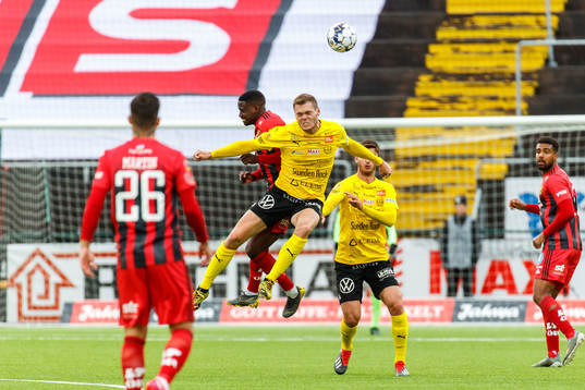 Östersunds Isak Ssewankambo och Mjällbys Jacob Bergström