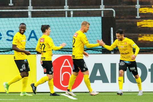 Mjällbys David Löfquist och Mohanad Jeahze jublar med