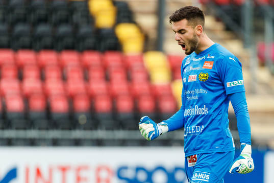 Mjällbys målvakt Marko Johansson jublar