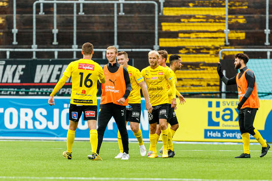 Mjällbys Jacob Bergström jublar med Adam Petersson