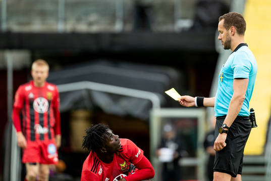 domare Victor Wolf visar Östersunds Jordan Attah Kadiri
