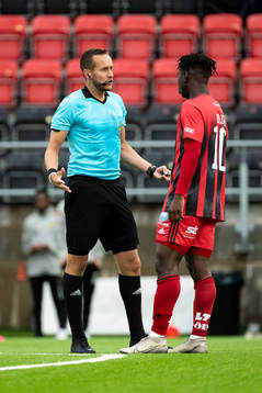 domare Victor Wolf i samtal med Östersunds Jordan Attah