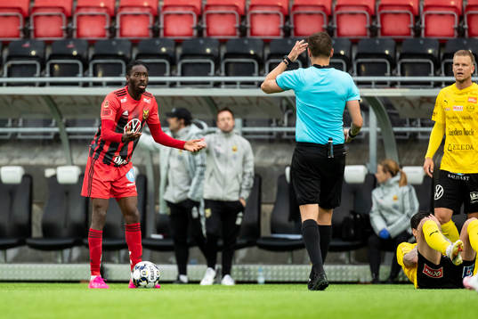 Östersunds Blair Turgott reagerar på ett domslut