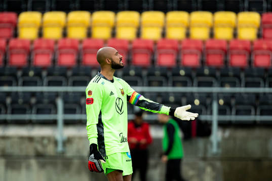 Östersunds målvakt Aly Keita reagerarunder