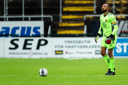 Östersunds målvakt Aly Keita slår en frispark