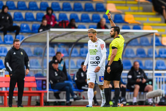 Varbergs Hampus Zachrisson får en varning av domare Granit