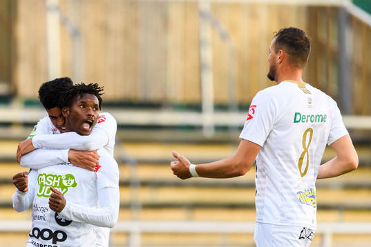 Varbergs Adama Fofana jublar med lagkamrater