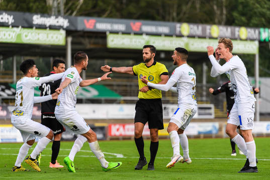 Varbergs spelare reagerar på domare Granit Maqedonci