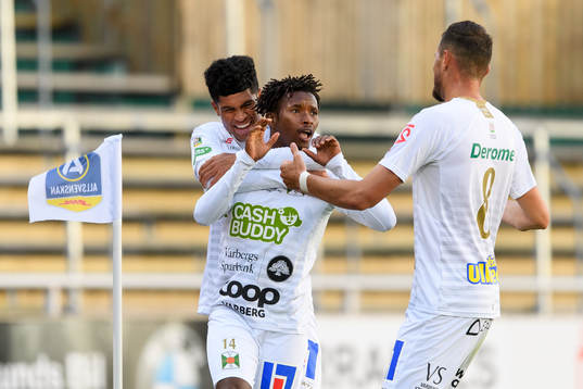 Varbergs Adama Fofana jublar med Luke Le Roux och Albert