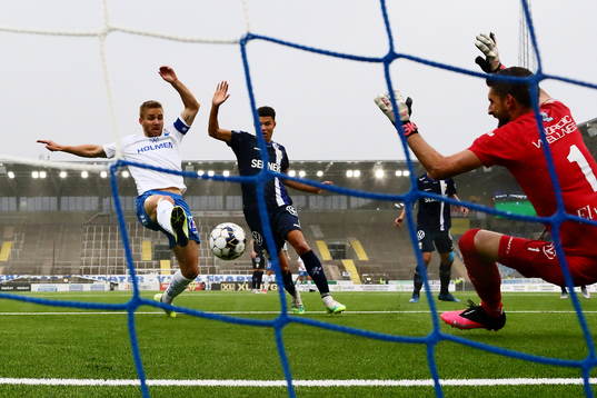 IFK Norrköpings Christoffer Nyman framför IFK Göteborgs