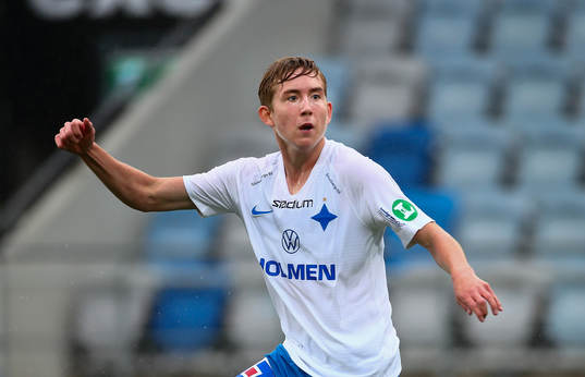 IFK Norrköpings Ísak Bergmann Jóhannesson följer bollen