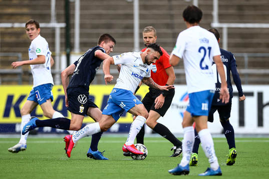 IFK Norrköpings Sead Haksabanovic och domare Glenn Nyberg
